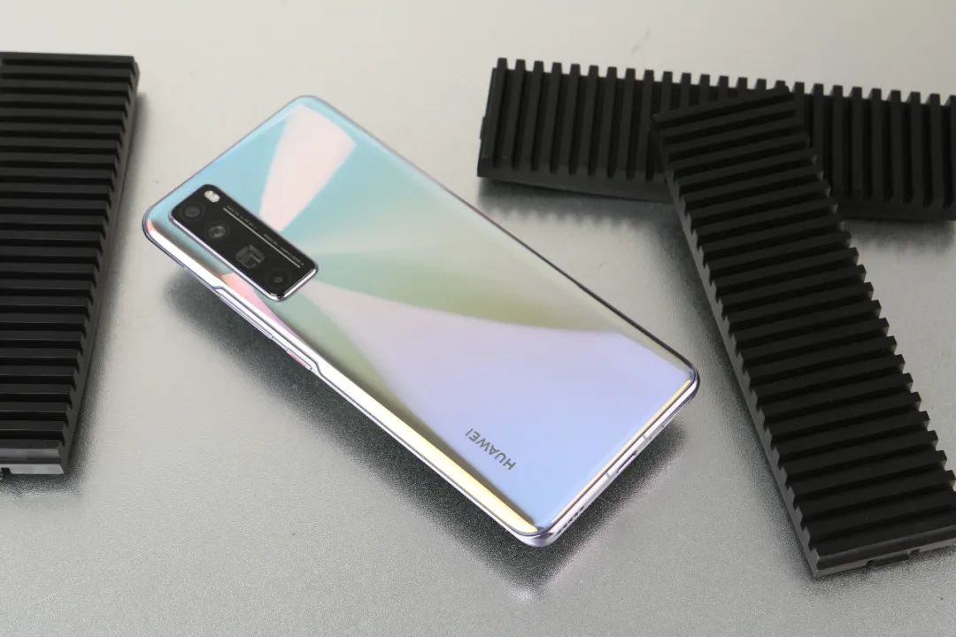 华为nova7 Pro：时尚自拍神器，麒麟985处理器，6.57英寸OLED屏幕，年轻人群必备