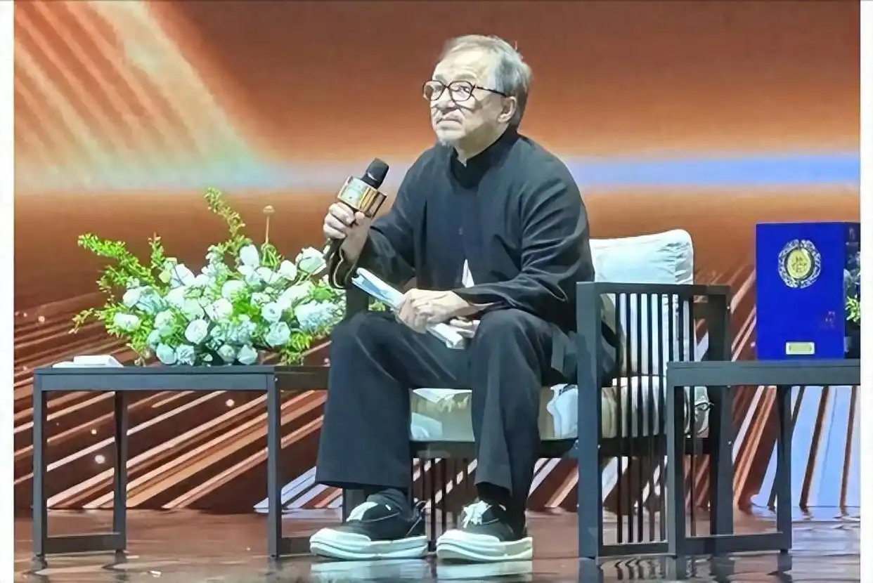 70岁成龙最新照片曝光，英雄迟暮引发感慨，成龙谈衰老与传奇人生