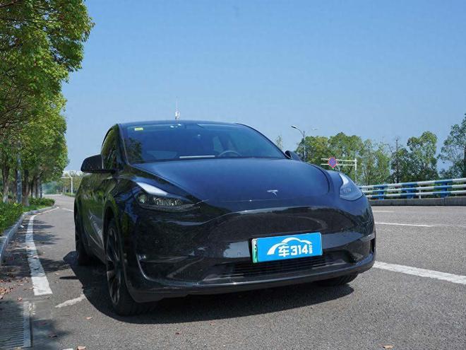 2023年新款问界M7与特斯拉Model Y：家用SUV选购指南与外观对比